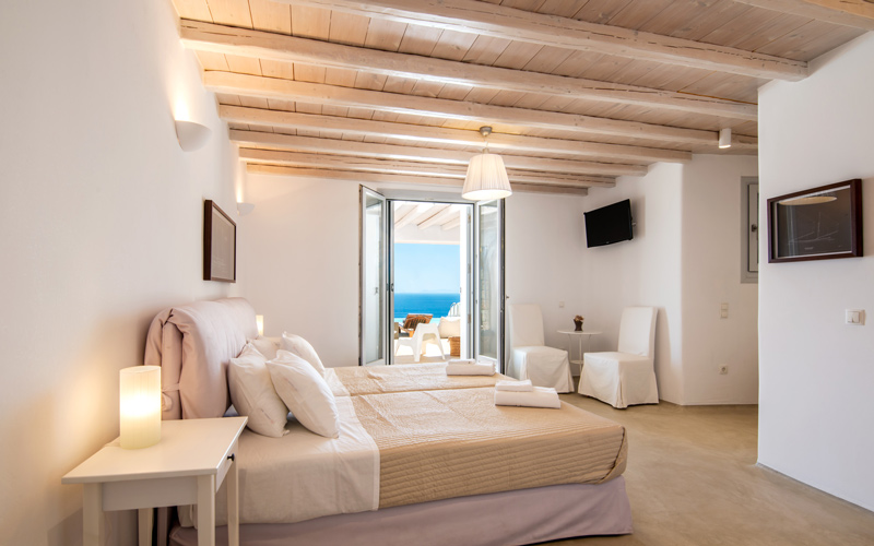 twin bedroom with TV
