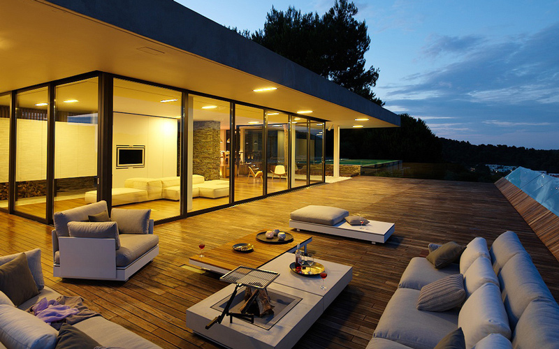 villa's outdoor at night