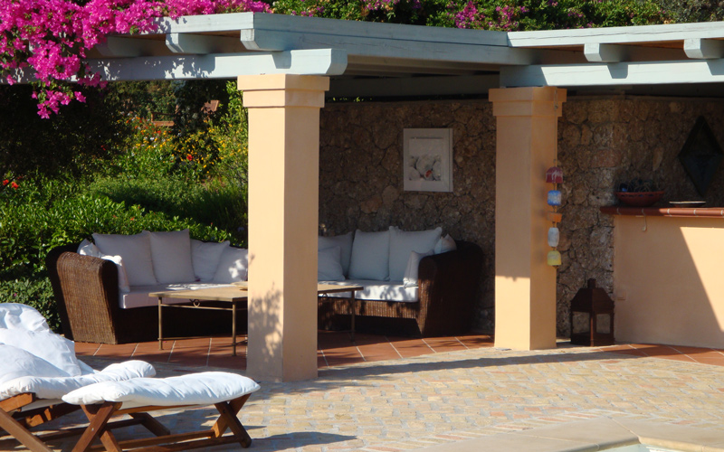Sitting-area-at-the-pool-house