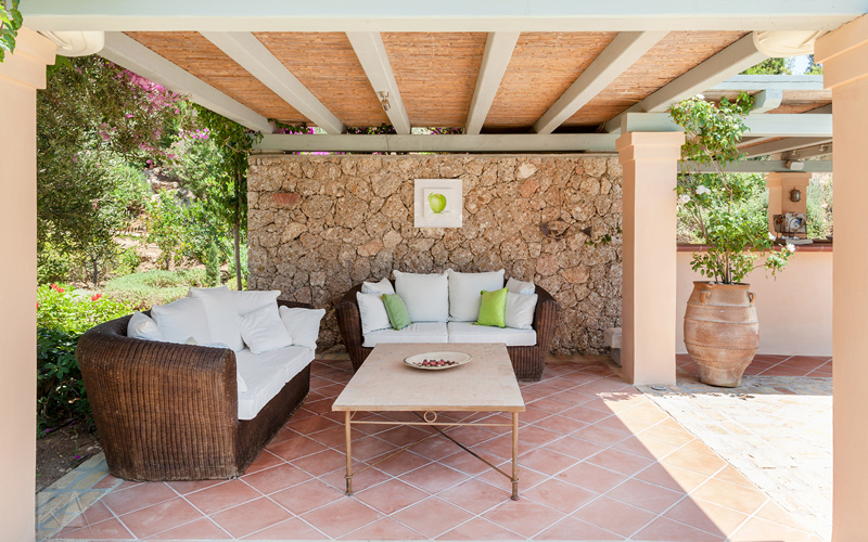 Sitting-area-by-the-Pool-Bar