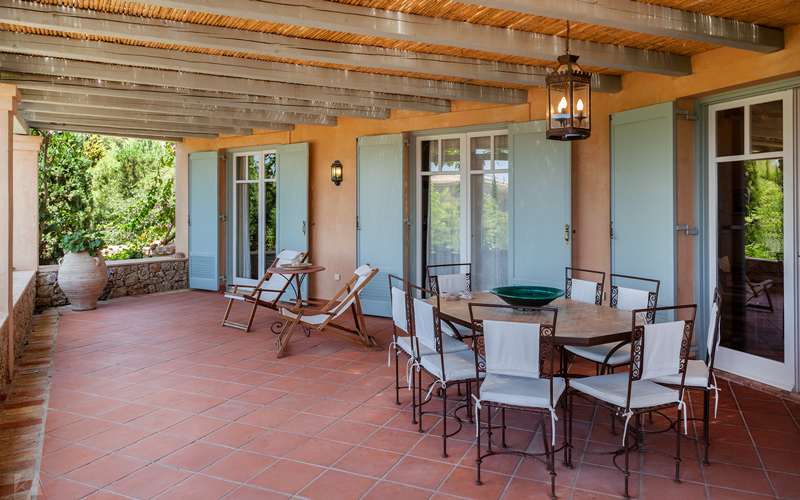 Veranda-at-the-pool-level