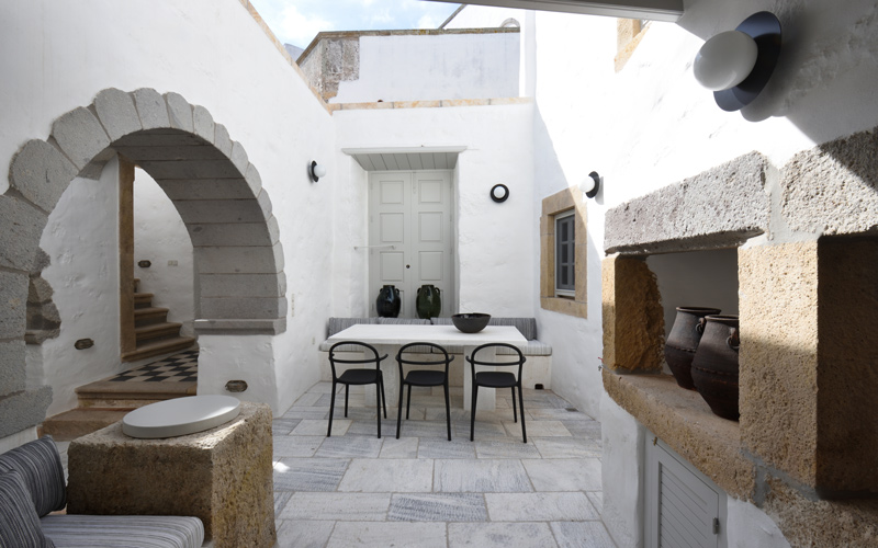 yard with dining table