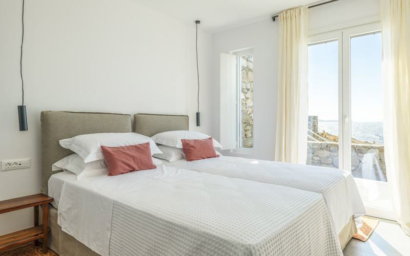 bedroom with twin beds