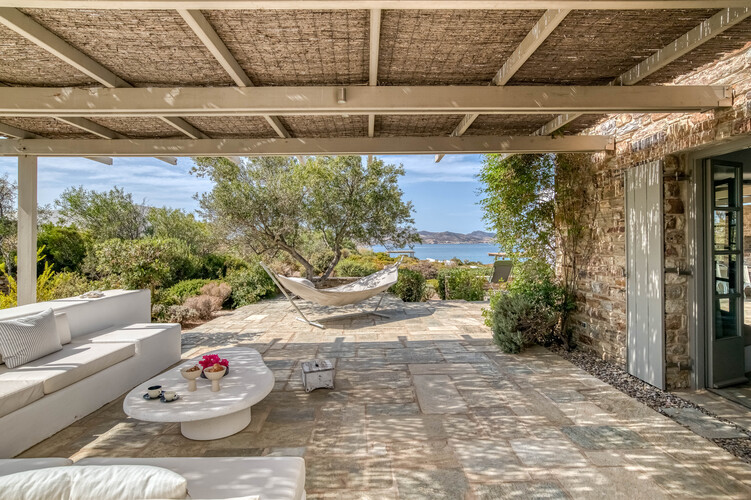 SIDE TERRACE