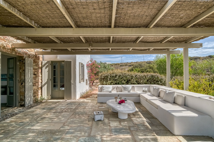 SIDE TERRACE SITTING AREA