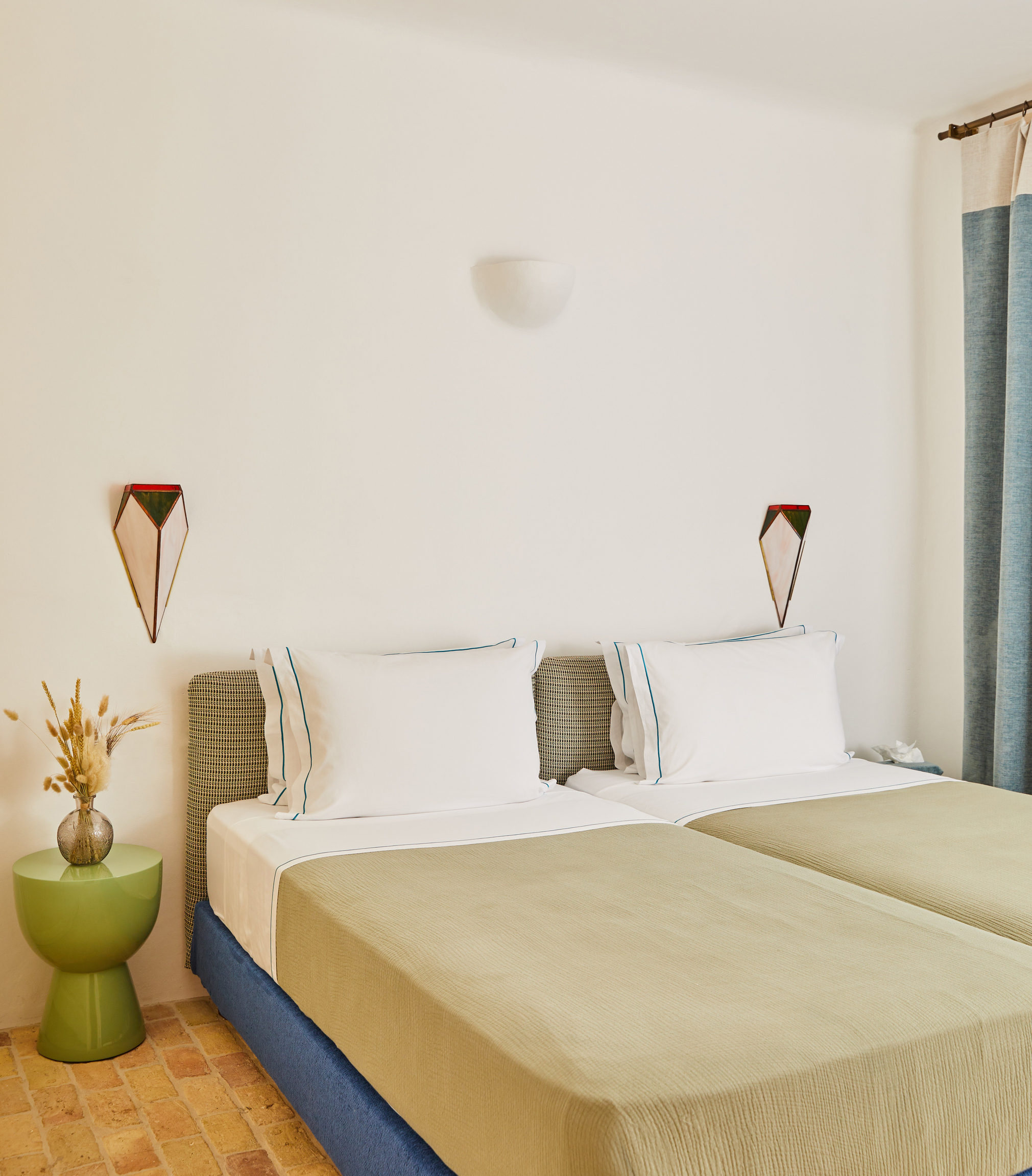 bedroom with twin beds