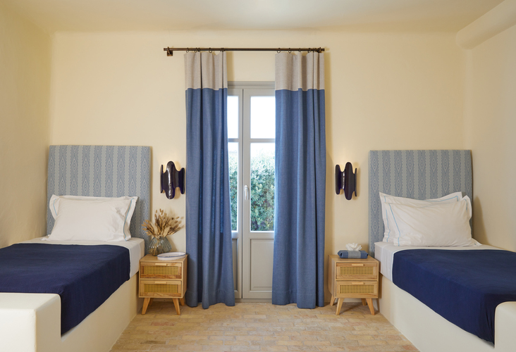 bedroom with two single beds