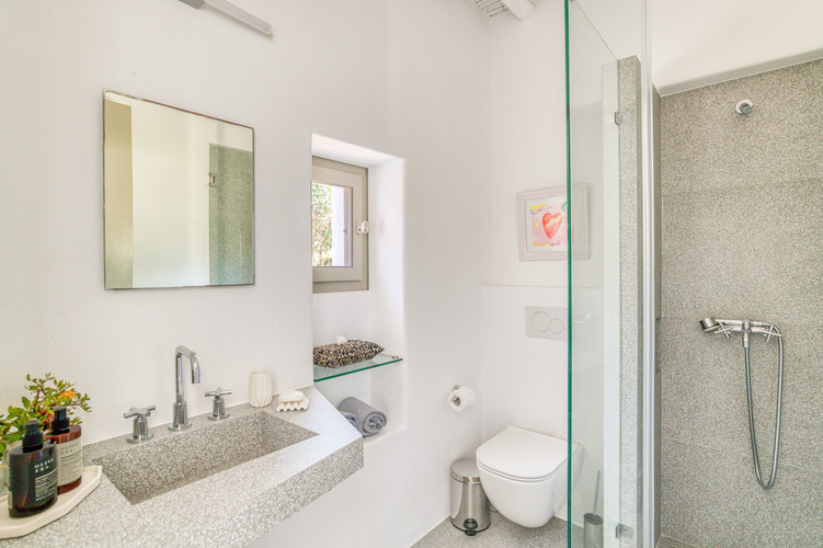 GROUND FLOOR ENSUITE BATHROOm