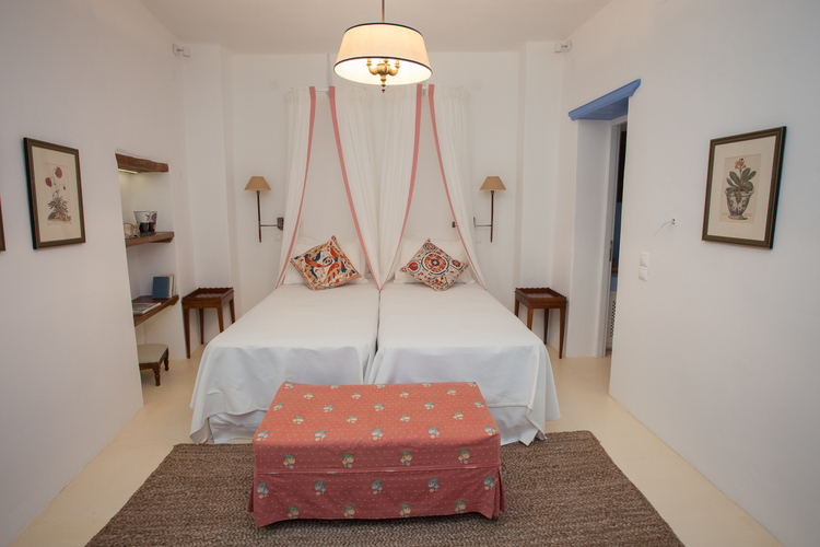 bedroom with twin beds