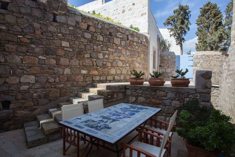 yard with table and 4 chairs