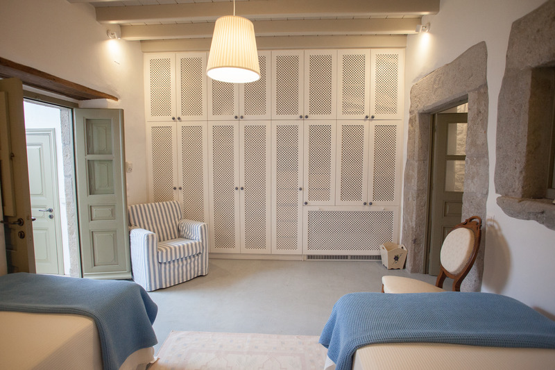 bedroom with twin beds