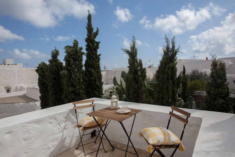 balcony with coffee table