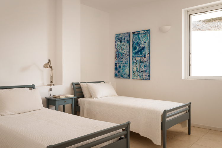 bedroom with two single beds