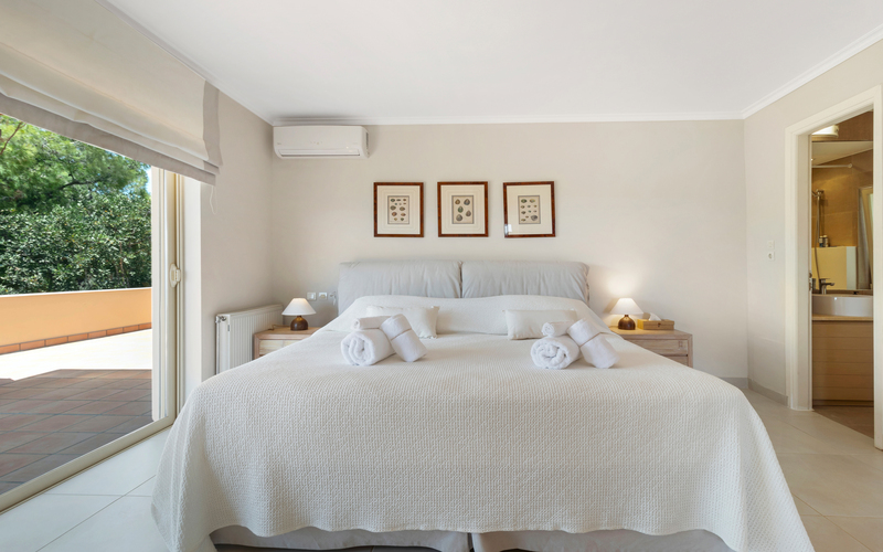 bedroom with double bed