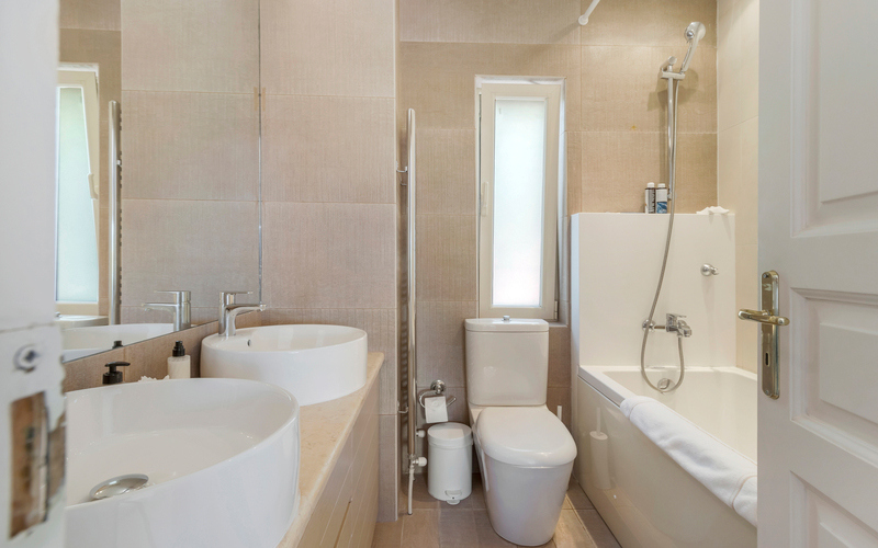 bathroom with bathtube