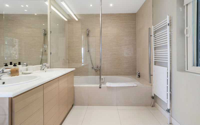 bathroom with bathtube