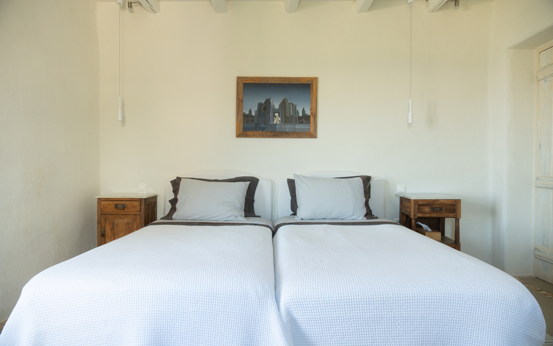 bedroom with two single beds
