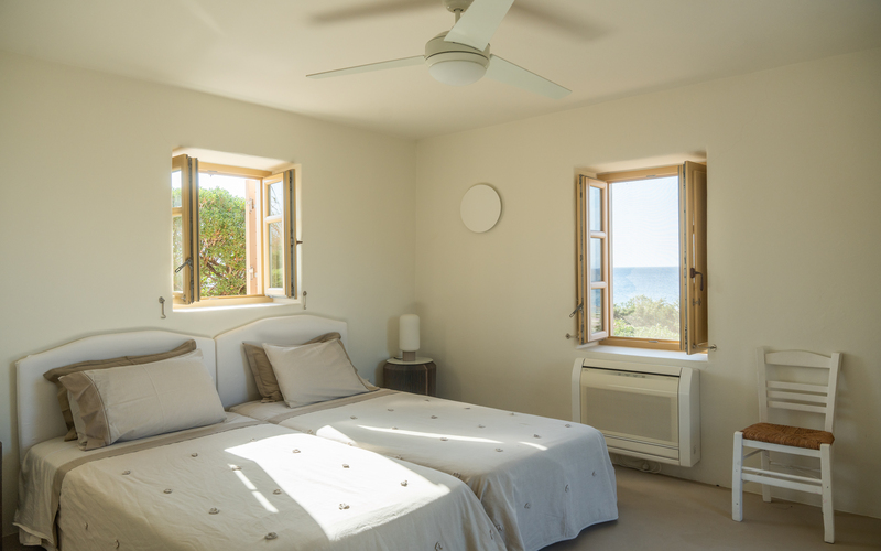 bedroom with two single beds