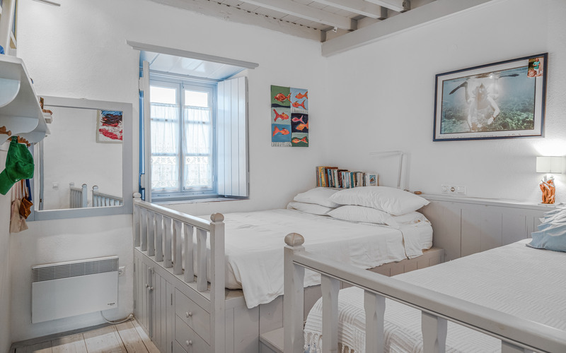 bedroom with two single beds