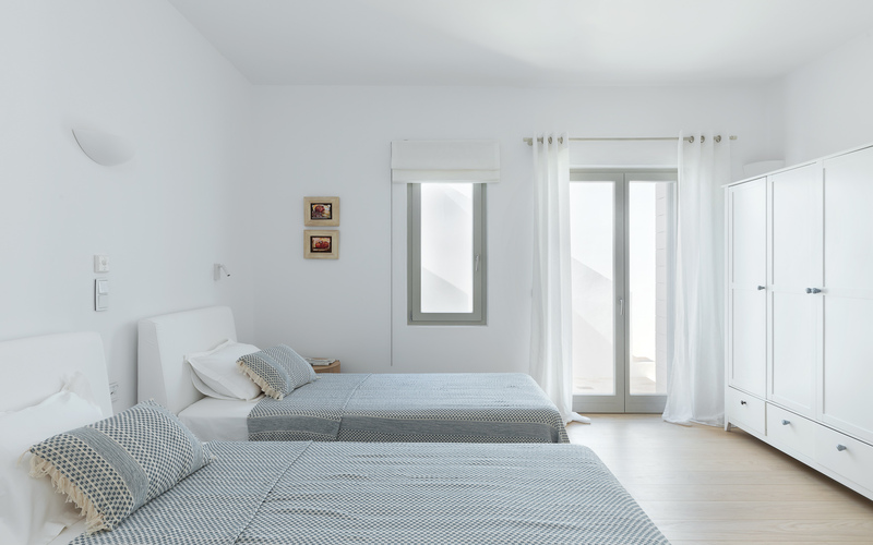 bedroom with two single beds