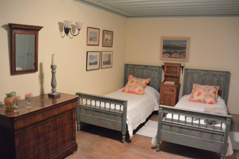 twin beds bedroom
