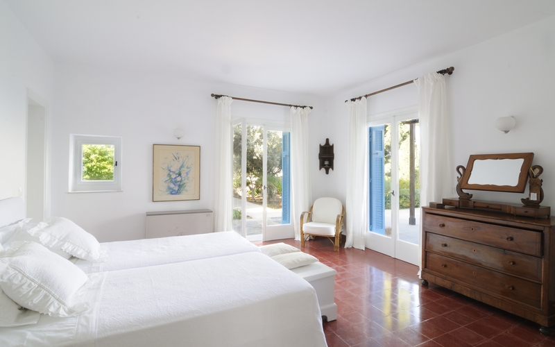 bedroom with two single beds