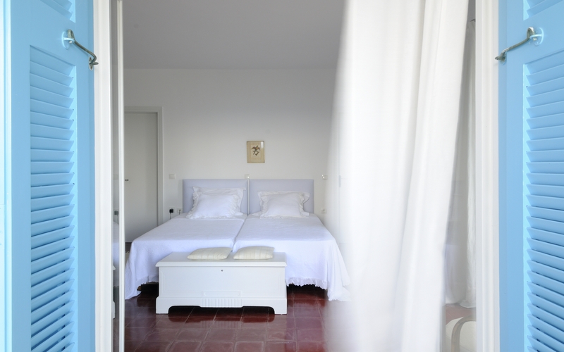 bedroom with two single beds