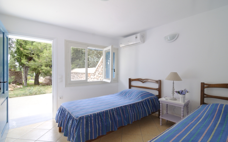 bedroom with two single beds