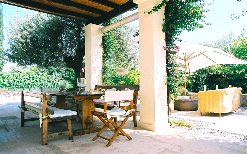 outdoor saded dining area