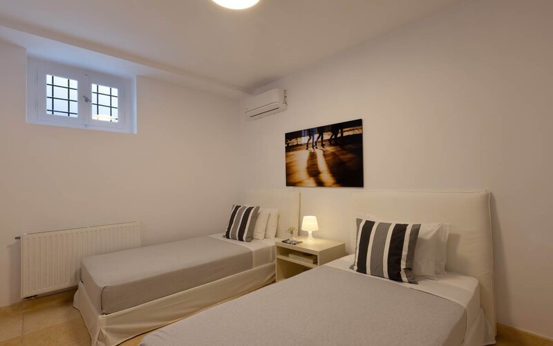 twin beds bedroom