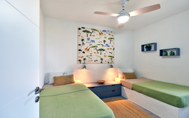 bedroom with twin beds