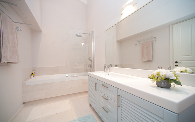 bathroom with bathtub