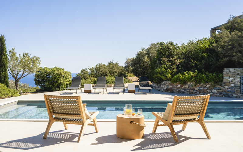 pool area wirth lounge chairs
