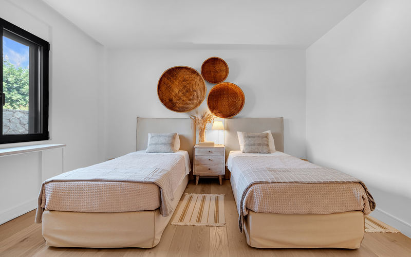 twin bed bedroom