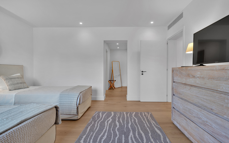 twin bed bedroom