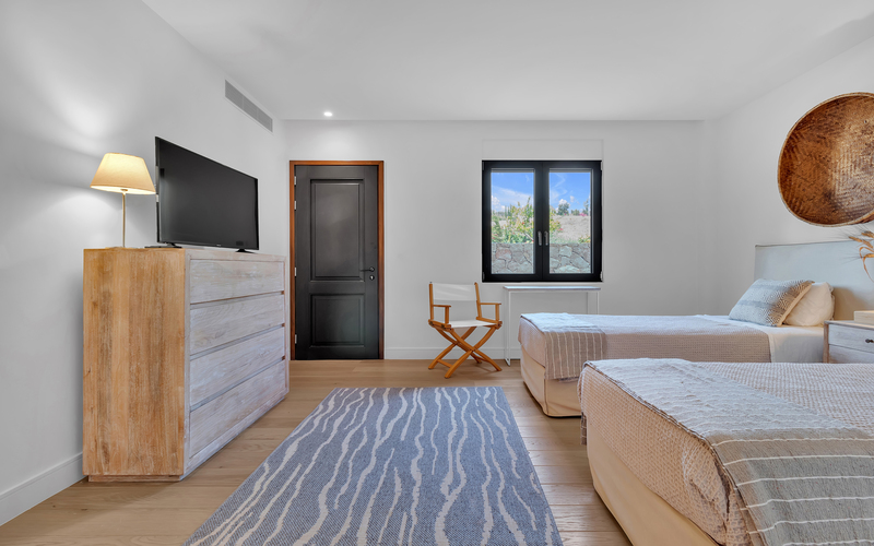 double bedroom with twin beds