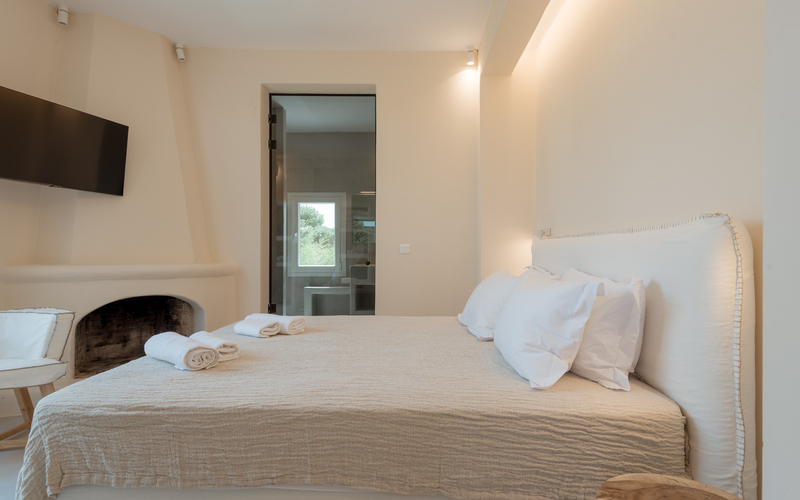 bedroom with double bed