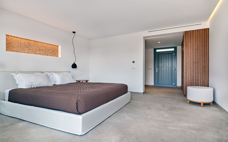 bedroom with double bed