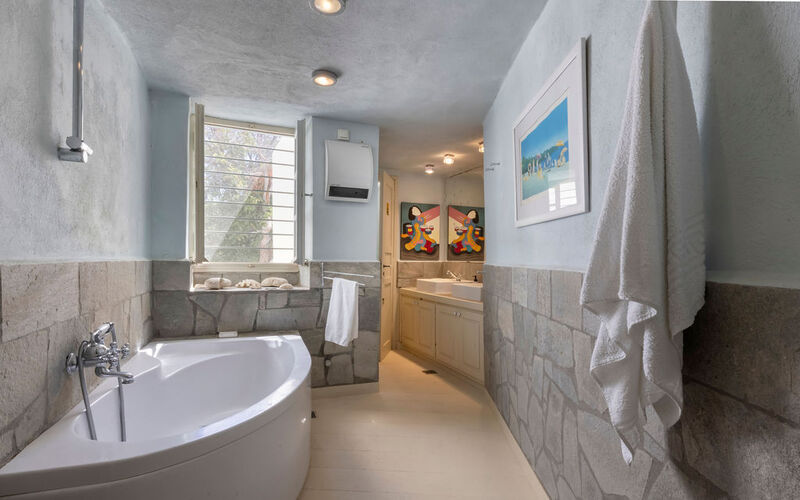 bathroom with bathtub