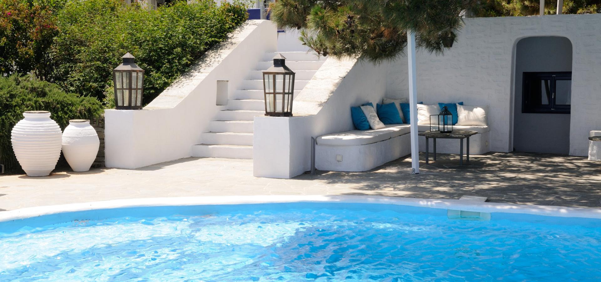 pool area 